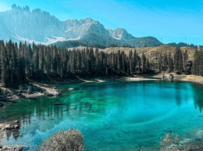 绿色山脉树林湖泊山水风景图片